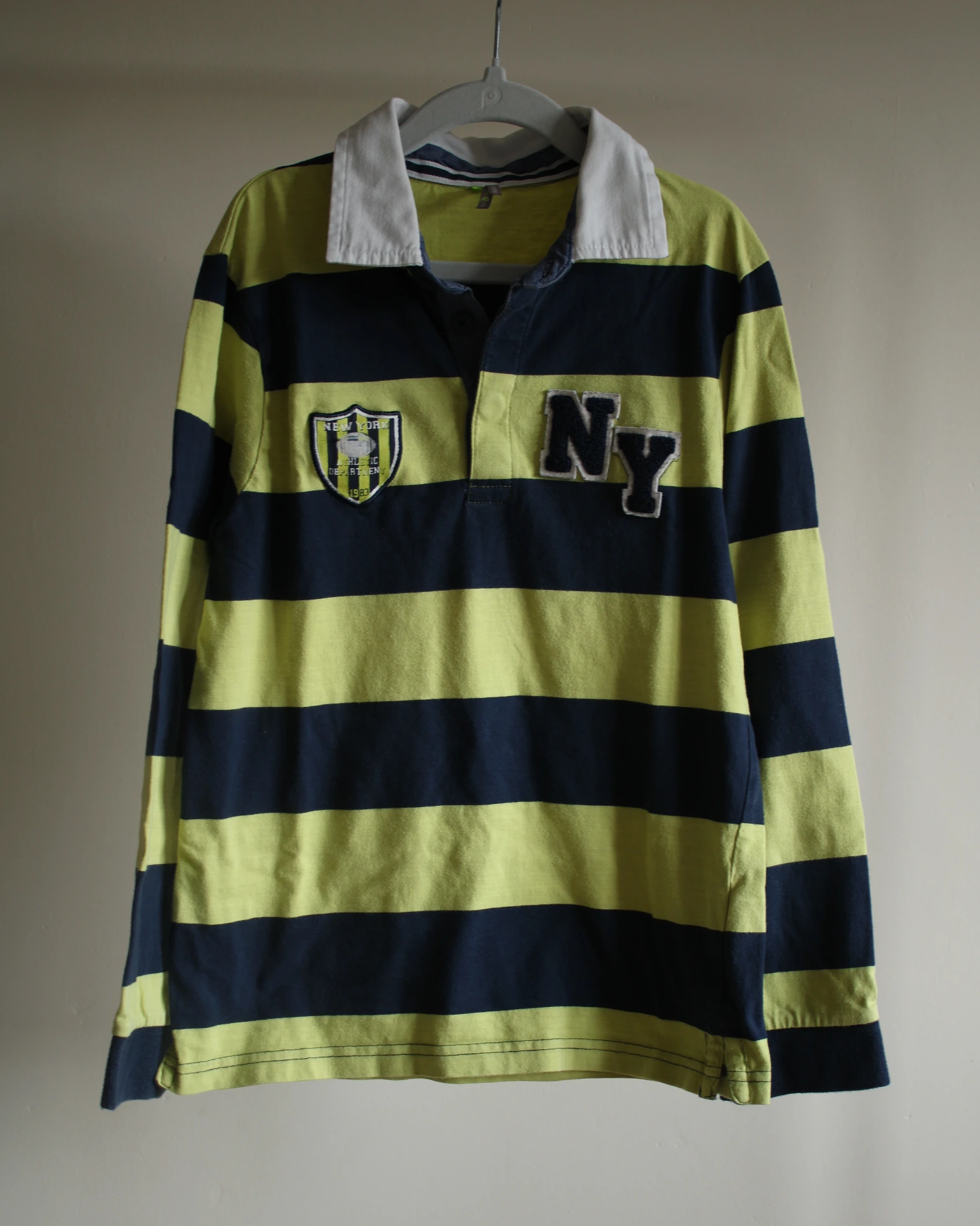 [009] Polo jaune et bleu
