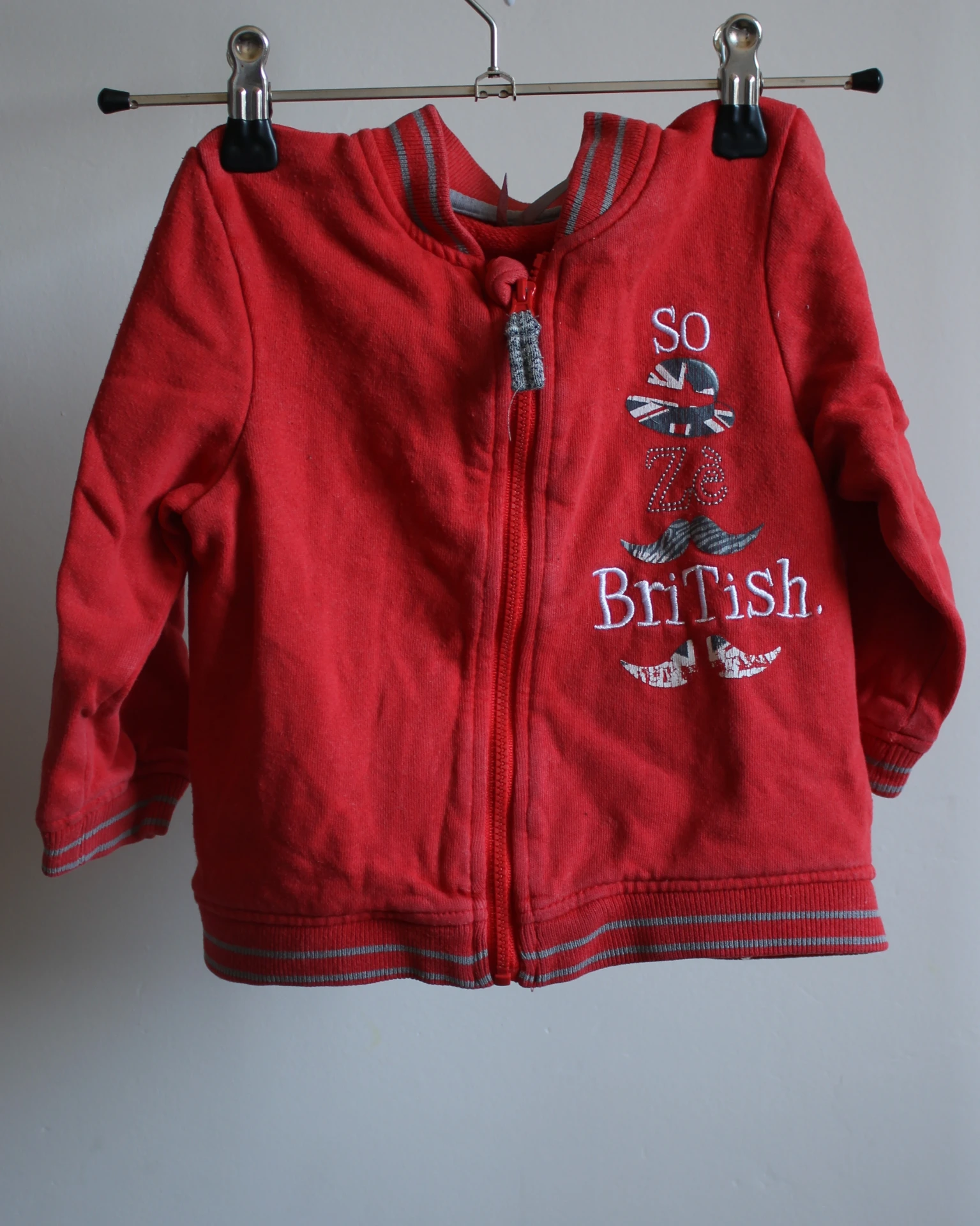 [026] Sweat rouge zippé