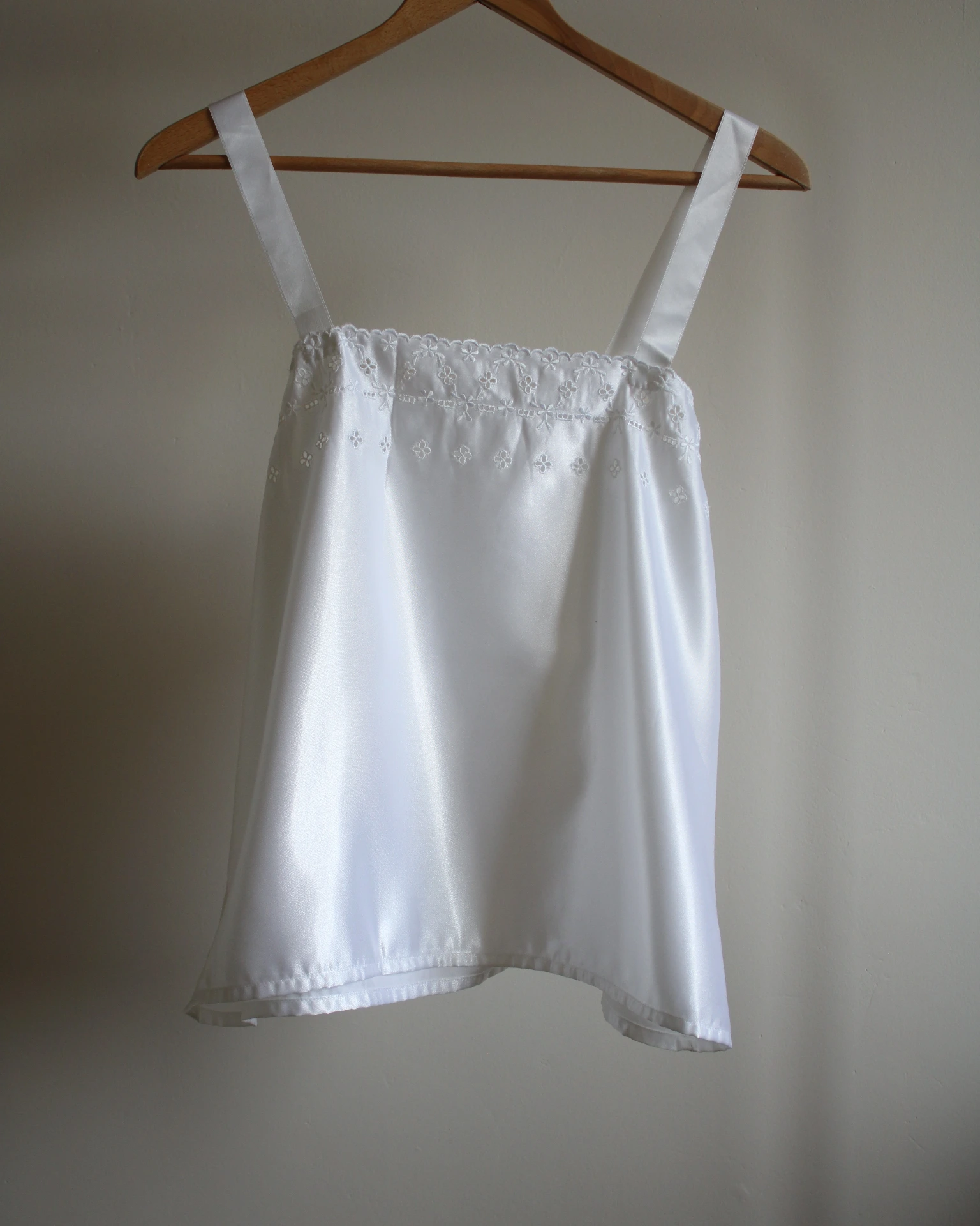 Top blanc satin