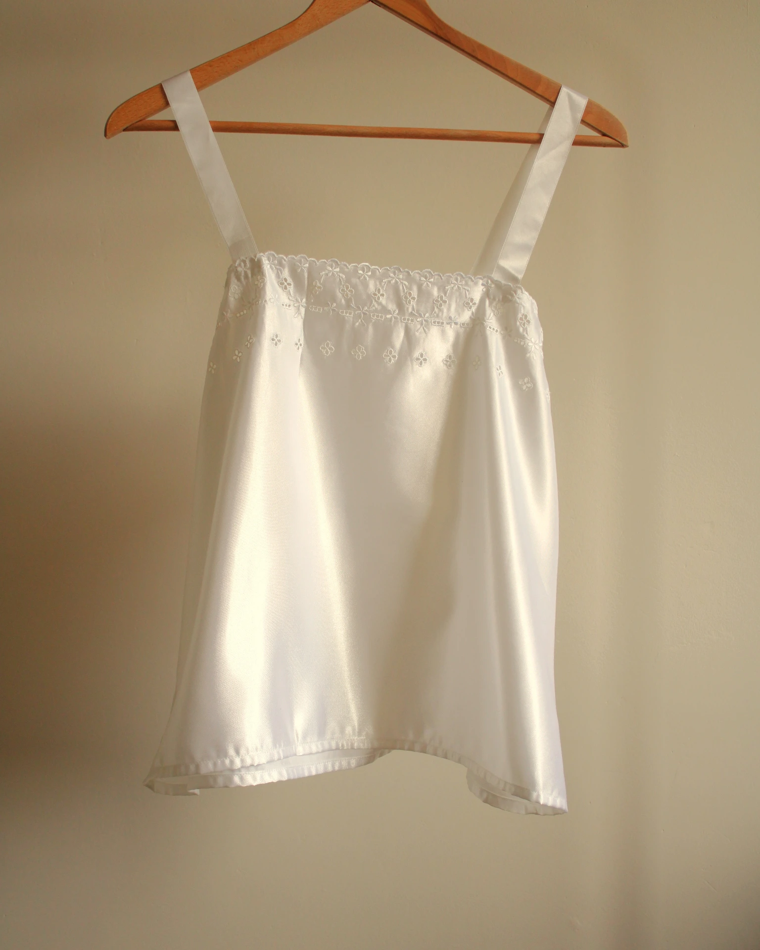 Top blanc satin