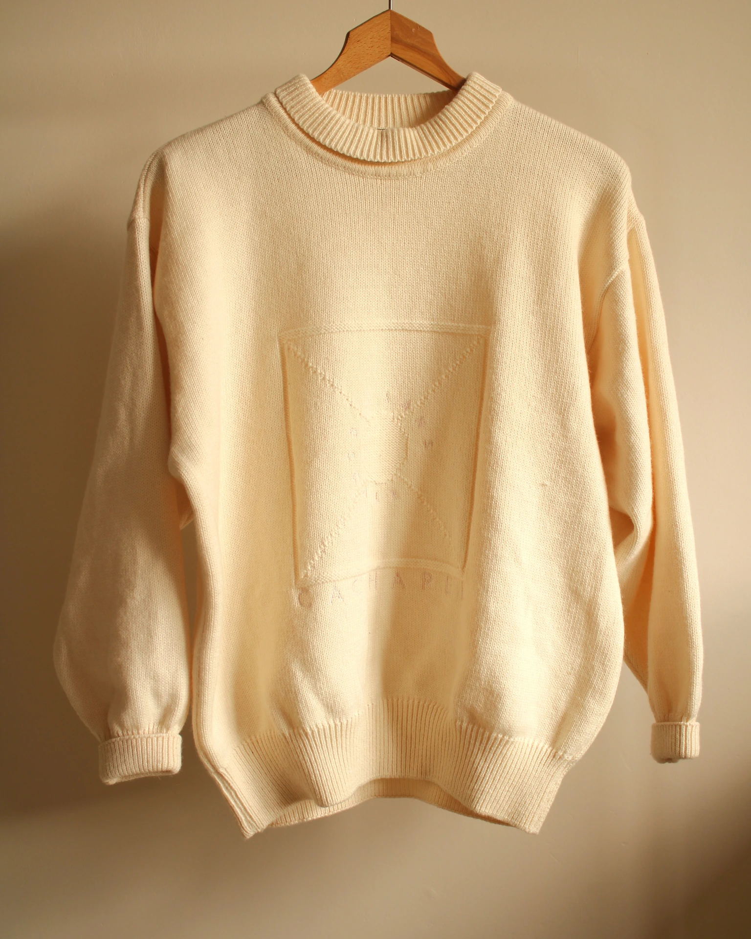 Pull Crème Cacharel